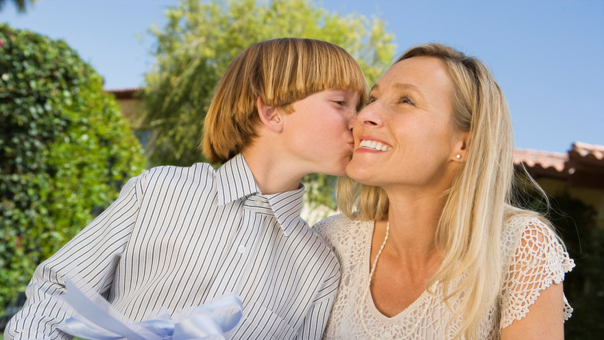 אמא ובן חוגגים יומולדת, אילוסטרציה