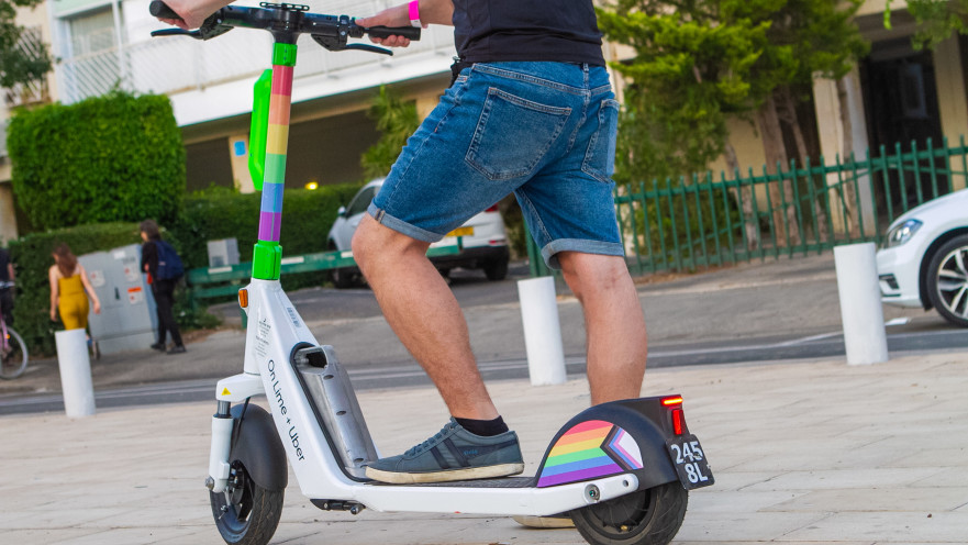 קורקינט ליים ריינבו לחודש הגאווה