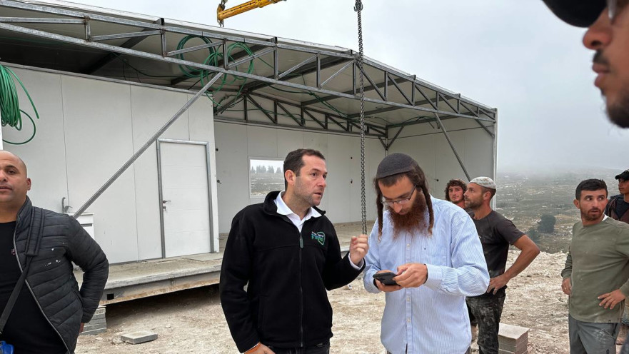 יו"ר מועצה אזוריתשומרון יוסי דגן ופעילים בישיבת חומש