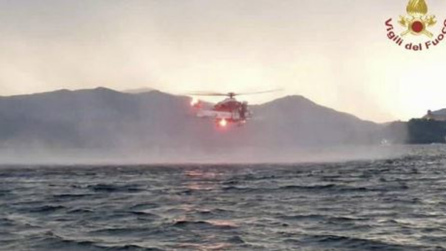 מסוק חילוץ באזור בו התהפכה הסירה בצפון איטליה