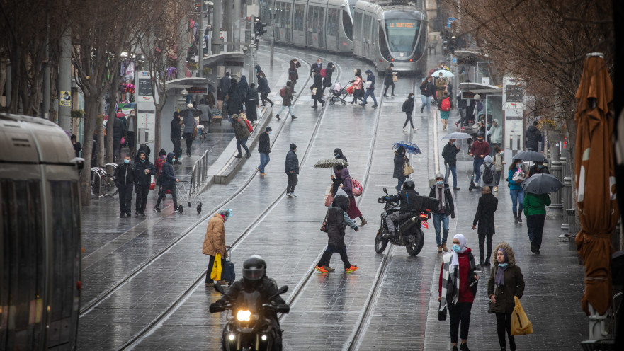 אנשים ברחוב בגשם בירושלים