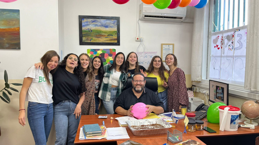 המנהל אריאל צלקו עם תלמידות תיכון מעלה