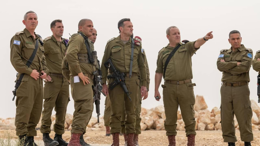 הרמטכ"ל הרצי לוי ומפקד פיקוד הדרום בגבול מצרים לאחר הפיגוע