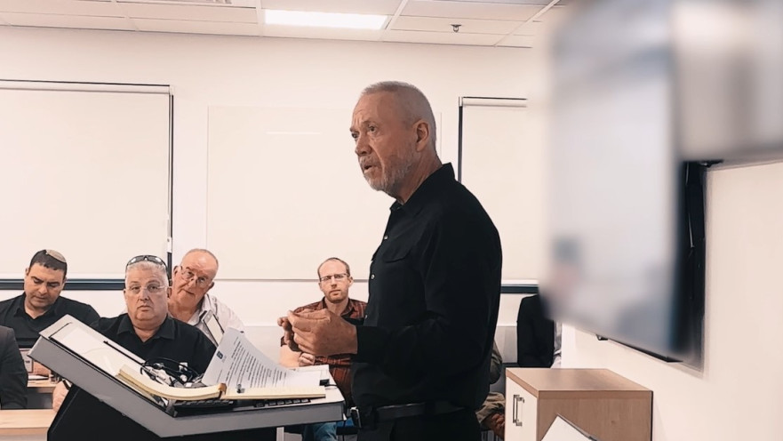 יואב גלנט במפקדת פיקוד העורף