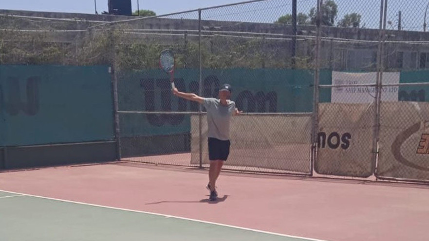 רפאל על מגרש הטניס