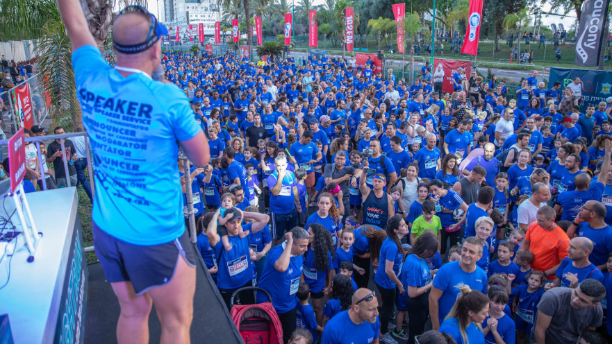 עמדת הזינוק של מרוץ הלילה. כ-7,000 רצים בארבעה מקצים