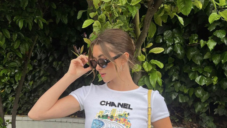 החולצה הוויראלית של שאנל ופורמולה 1 מתוך קולקציית הקרוז