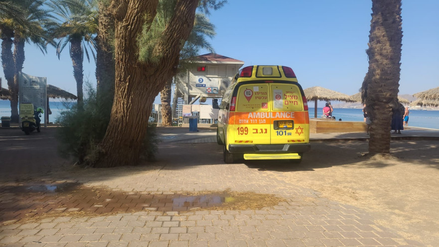 גבר בן 60 טבע בחוף השחפים באילת