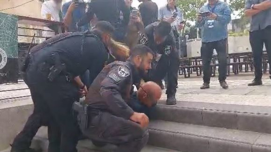 מעצר אמיר השכל שנעצר בהפגנה למען שחרור החטופים ונדרש להתפשט לטענתו