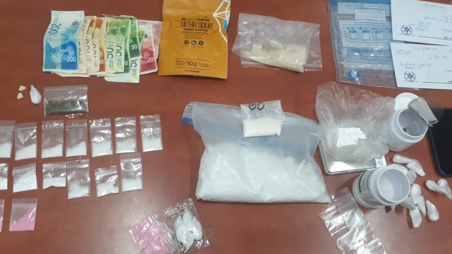 סמים, מחולקים למנות, שנתפסו במטבחו של הנאשם