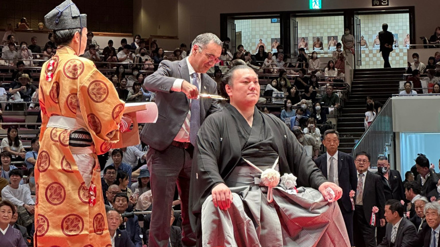 טקס גזירת השיער של מתאבק הסומו ביפן