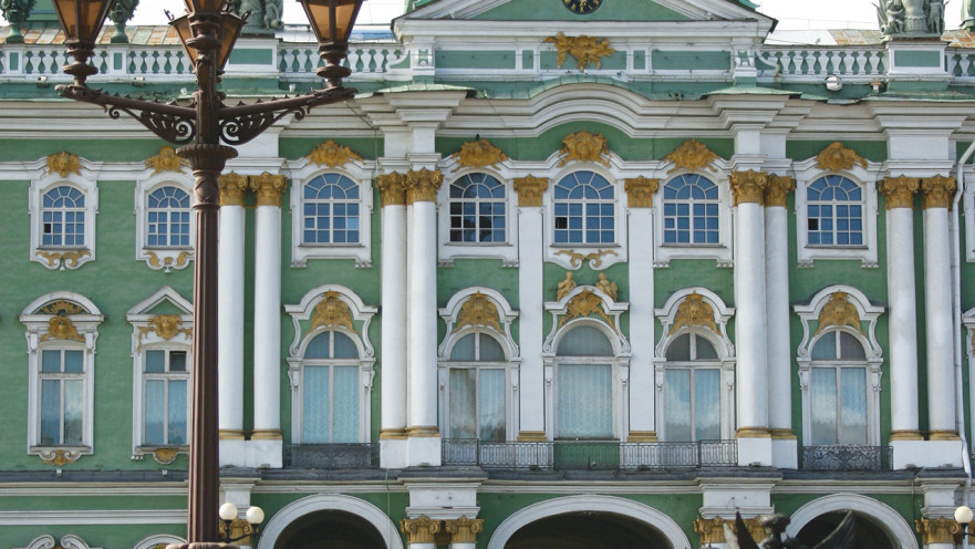 מבנה ברוסיה עם דגל רוסיה