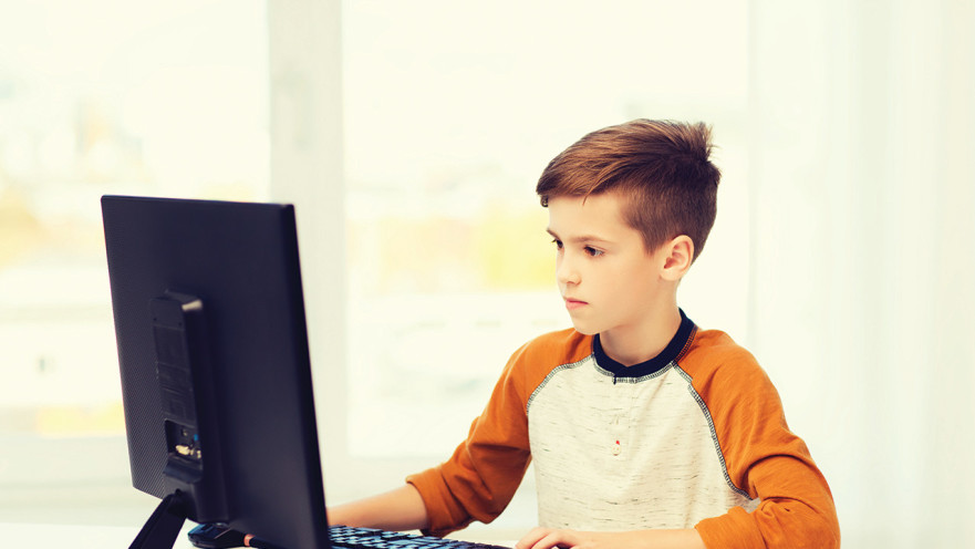אילוסטרציה: ילד עובד מול מחשב
