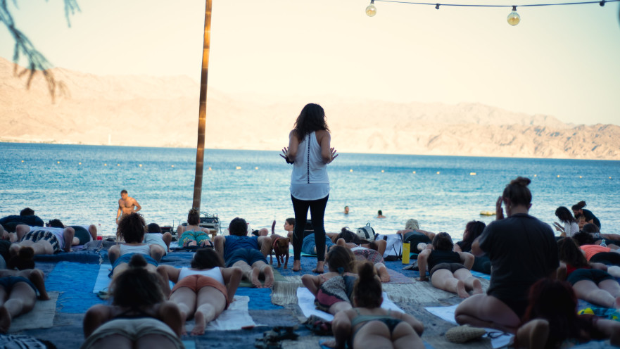 יום יוגה על החוף באילת 