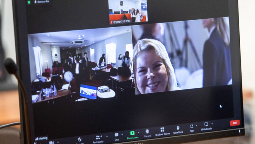 שרה נתניהו באולם בו מעיד ארנון מילצ'ן