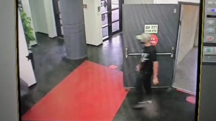 החשוד במשרדי האצטדיון. הצליח לחמוק מהמאבטחים