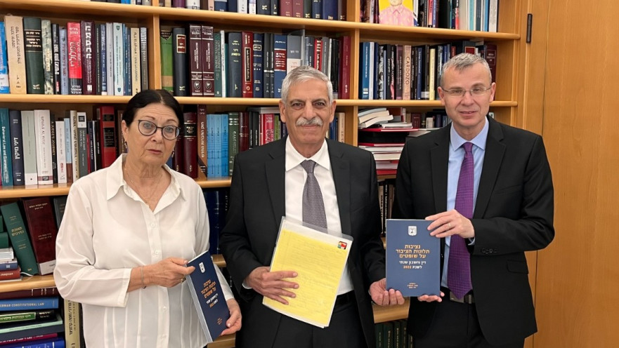 נשיאת ביהמ"ש העליון אסתר חיות ושר המשפטים יריב לוין בקבלת דוח הנציבות על השופטים