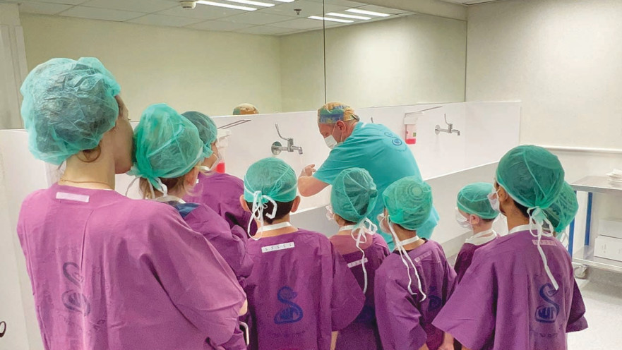 ילדים בחדר הניתוח