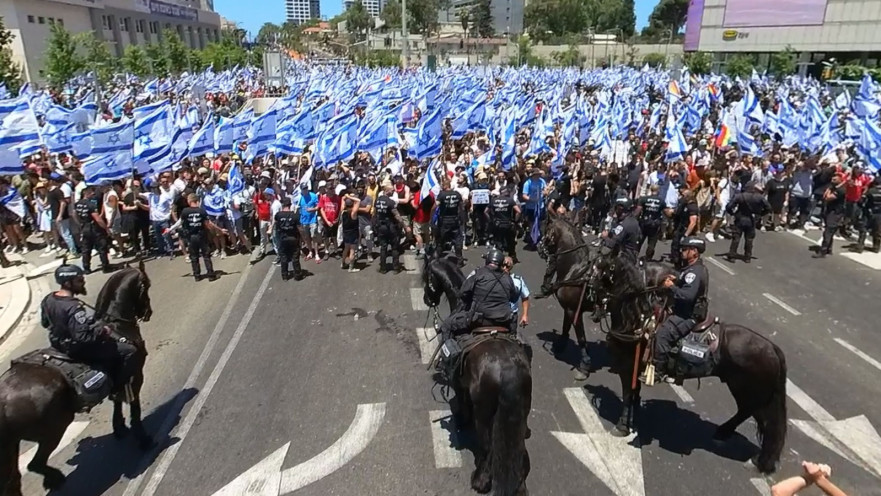 מפגינים בקפלן מול מכת"זית ופרשים, חסימת כביש בתל אביב