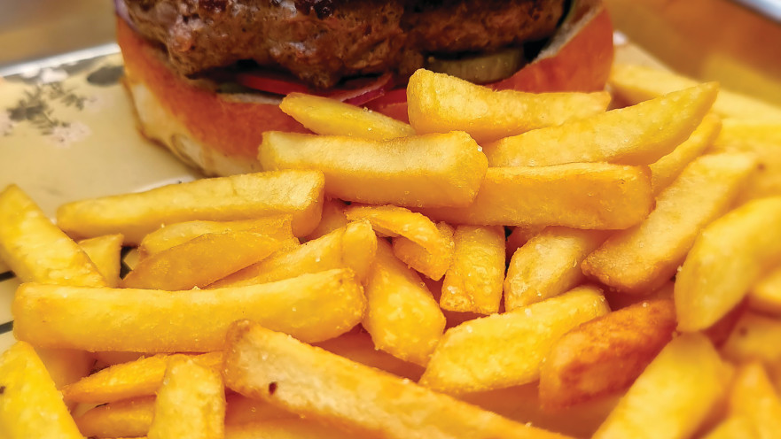 בורגר כבש של ברגר עם צ'יפס