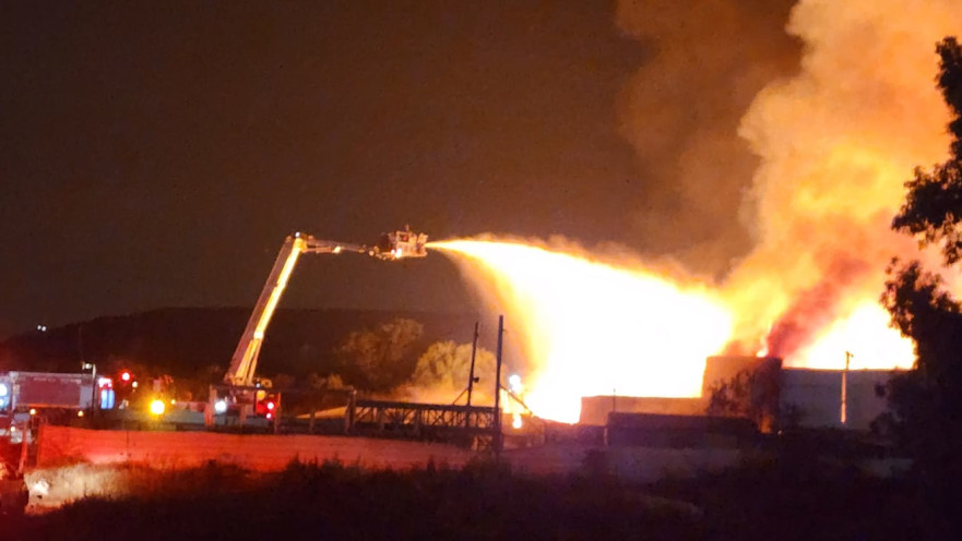 השריפה בצומת ירקונים במוצ"ש. רק בשעות הבוקר הצליחו הכבאים להשיג שליטה באירוע