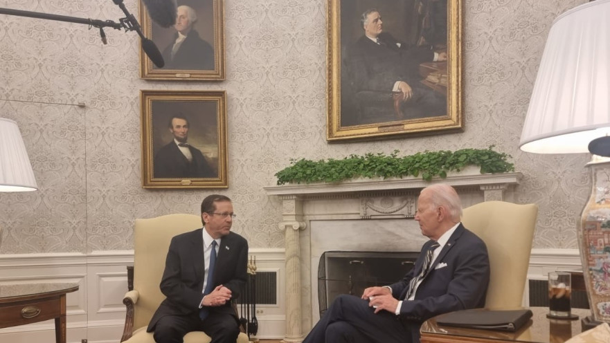 נשיא ארה"ב ג'ו ביידן והנשיא יצחק הרצוג בחדר הסגלגל