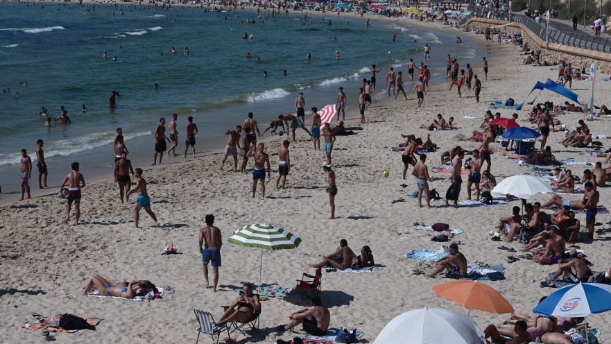 מתרחצים בחוף הים