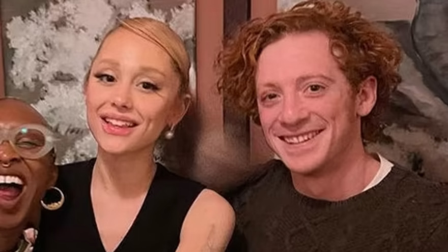 אריאנה גרנדה ואית'ן סלייטר