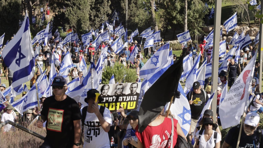 עשרות אלפים צועדים לעבר הכנסת בירושלים
