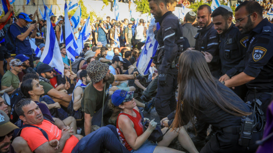 עימותים בין שוטרים ומפגינים בירושלים