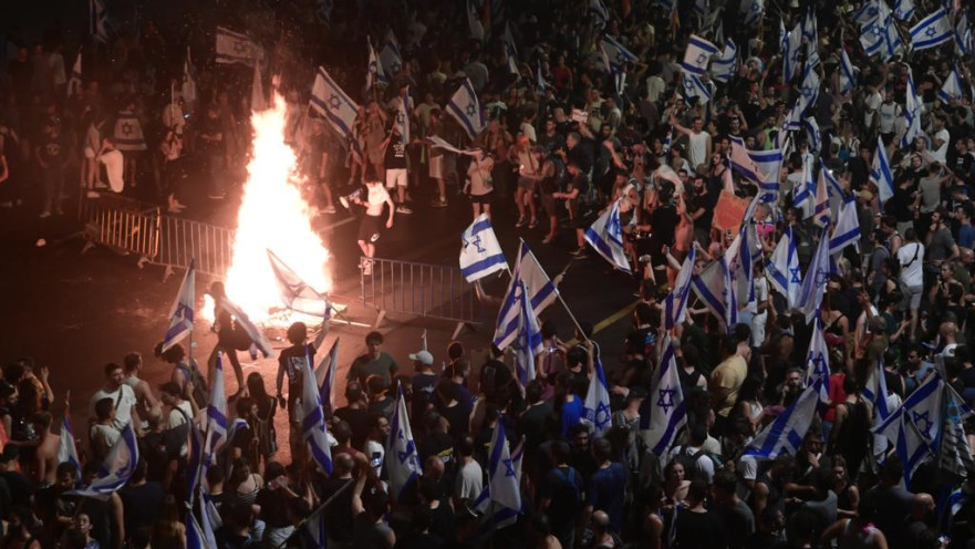 מפגינים ומדורות באיילון
