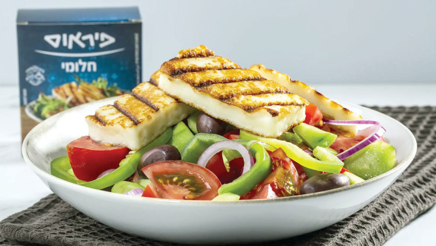 סלט יווני עם גבינת חלומי