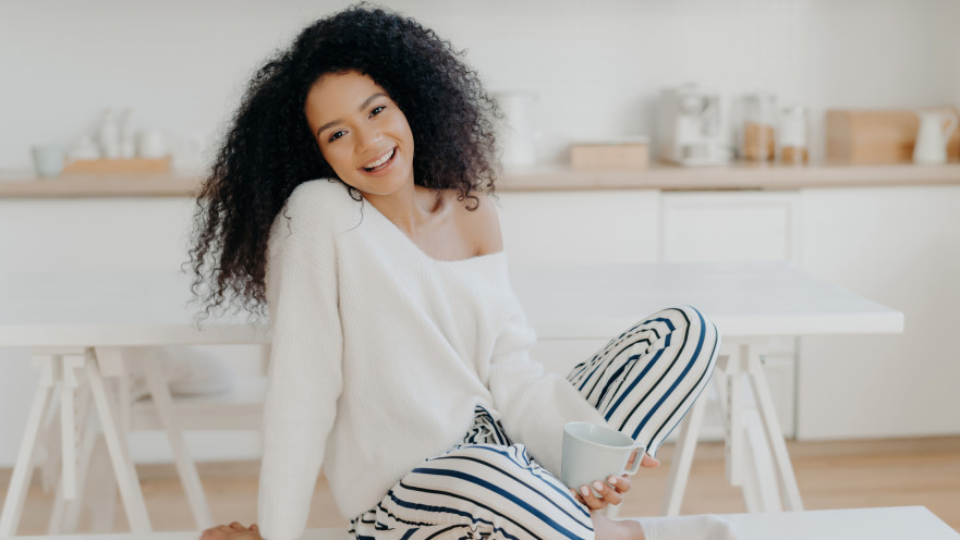 אישה שמחה ושבעה, אילוסטרציה