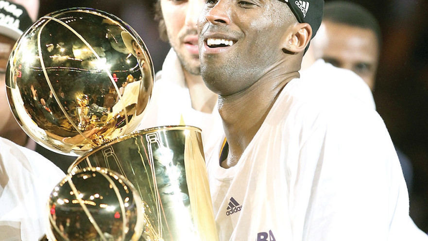 קובי בראיינט מרים את גביע האליפות בסטייפלס סנטר בלוס אנג׳לס