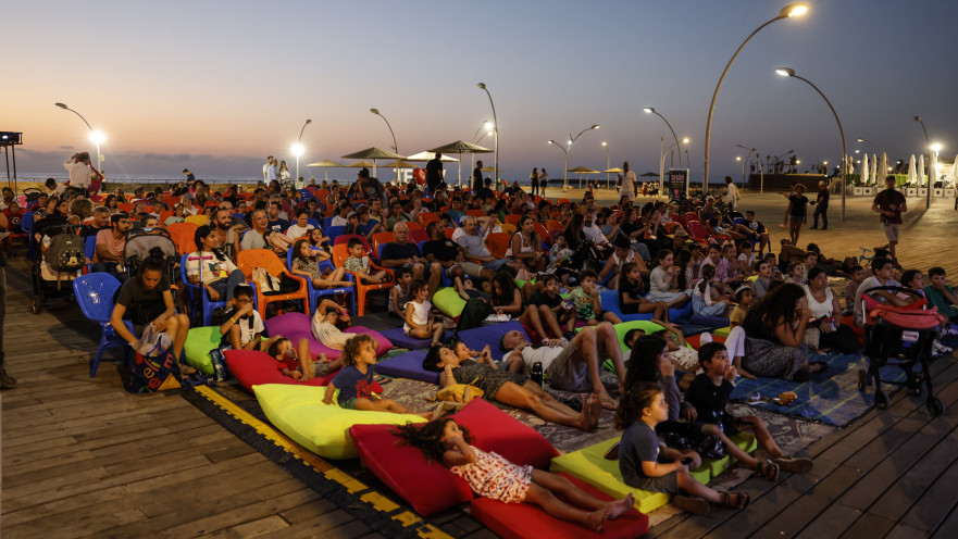 הקרנת סרטים מדובבים תחת כיפת השמיים בנמל תל אביב