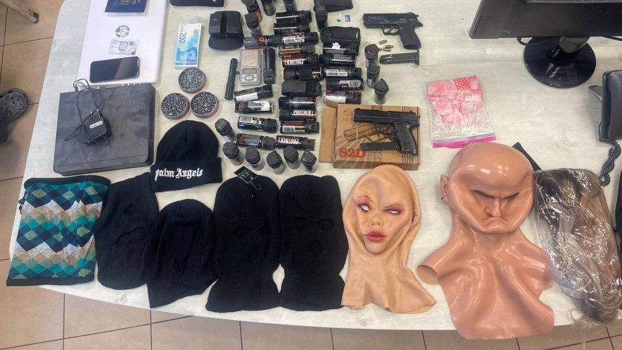 התחמושת והכסף שנתפסו אצל החשוד