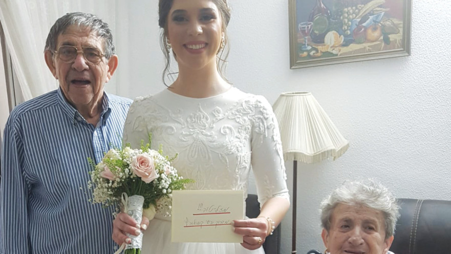 עם המתנדבת שלהם מהקרן לרווחת נפגעי השואה ביום חתונתה