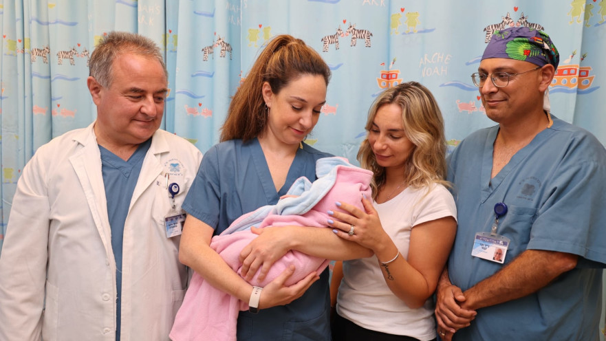 התינוק, אמו וצוות הרפואה באיכילוב