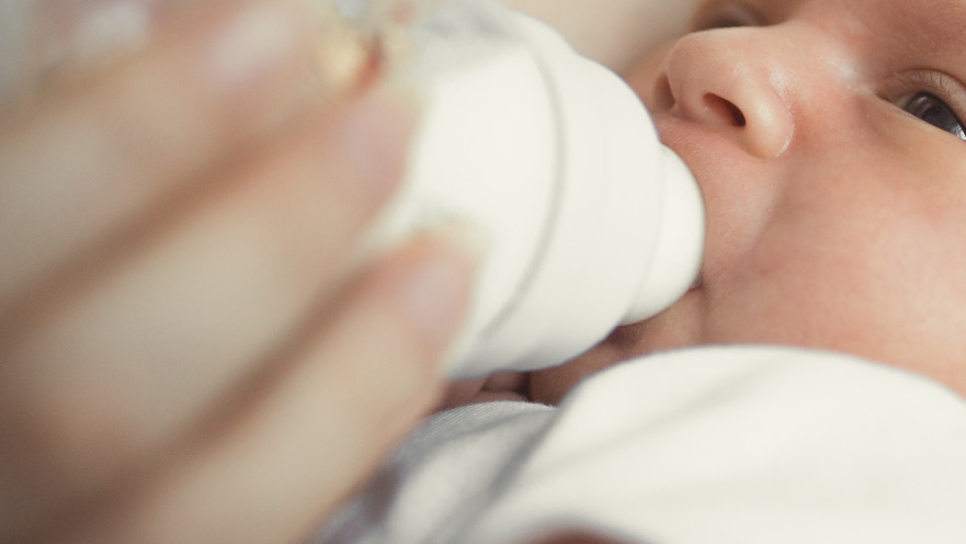 השקתה את בנה באלכוהול רק בגלל שבכה