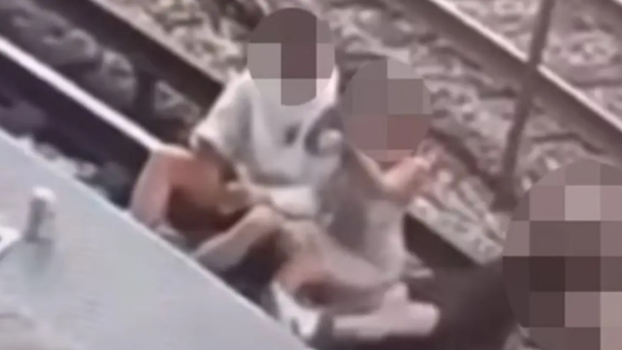 מוות טראגי תועד במצלמות של תחנת הרכבת