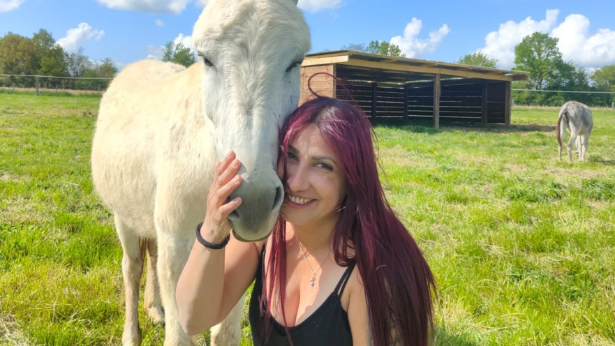 שרון כהן וחמור בחוות השיקום