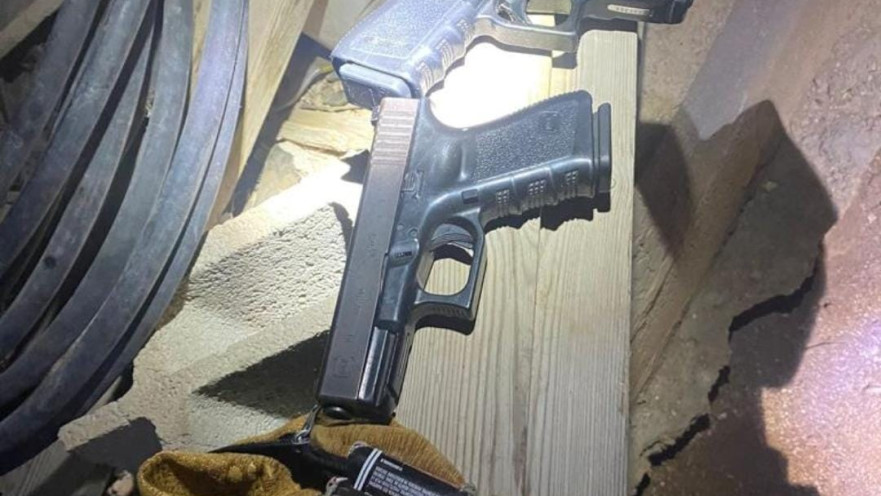 שני אקדחי הגלוק שהושלכו מהבניין