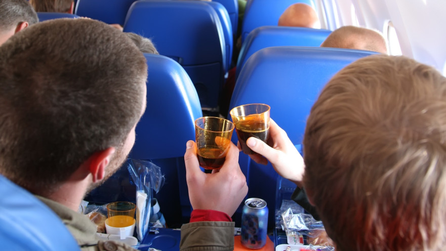 שותים קפה במטוס