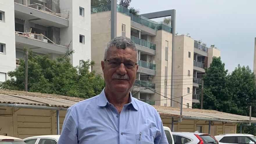 מוסרי בפתח החניון במגדל הגפן. "נקבל רחוב יפהפה ומודרני"