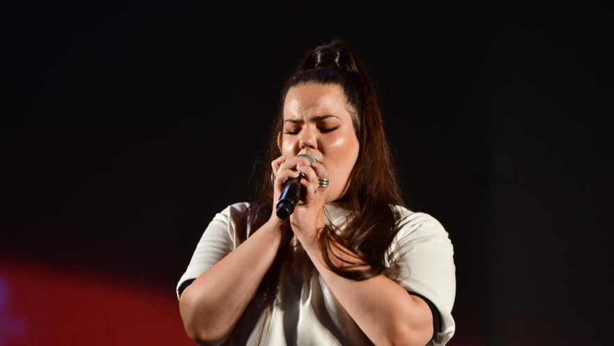 נטע ברזילי שרה את ההמנון במחאה בתל אביב