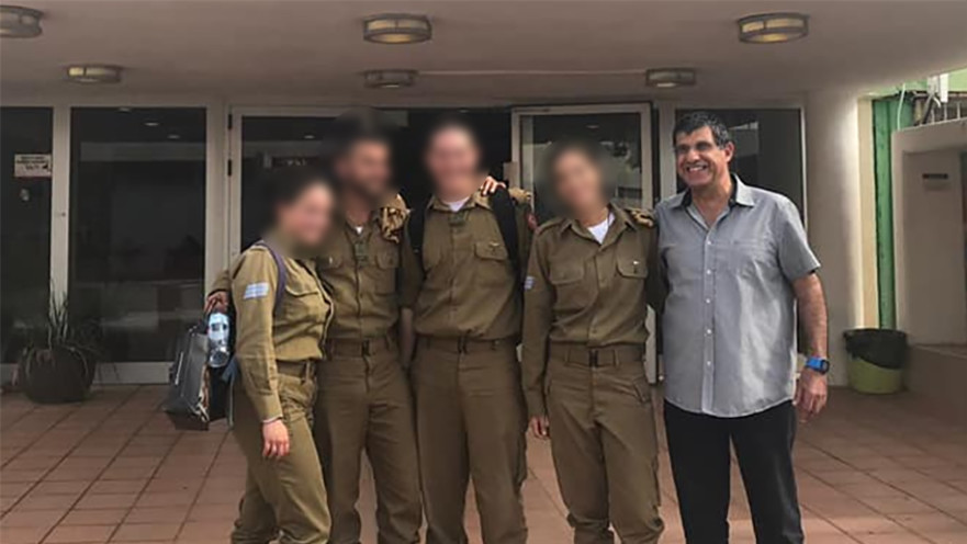 משה עם חניכיו בתכנית צהלה