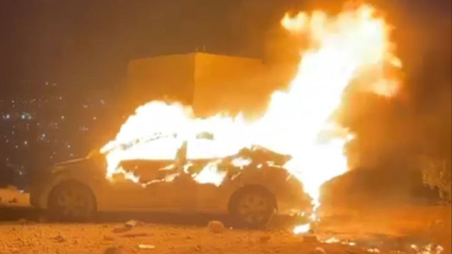 רכבו של הישראלי בכפר הפלסטיני