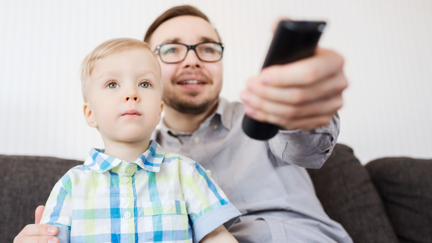 שמים את הילד מול המסך בשביל קצת שקט? אתם גורמים לו נזק
