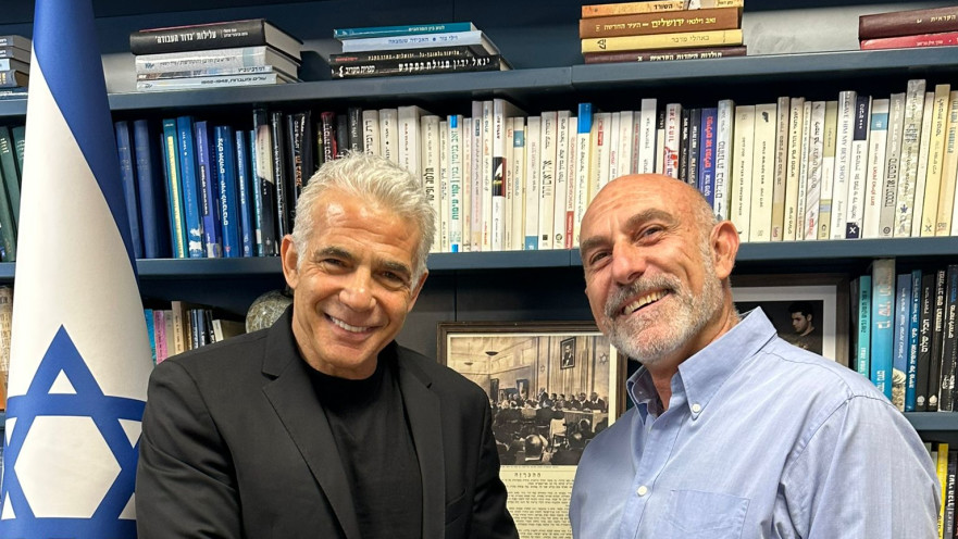 גיל חנניה, יאיר לפיד