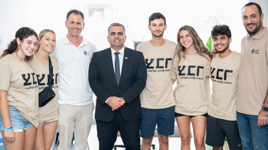 העולים החדשים יחד עם שר הקליטה ויו"ר גרעין צופים צבר